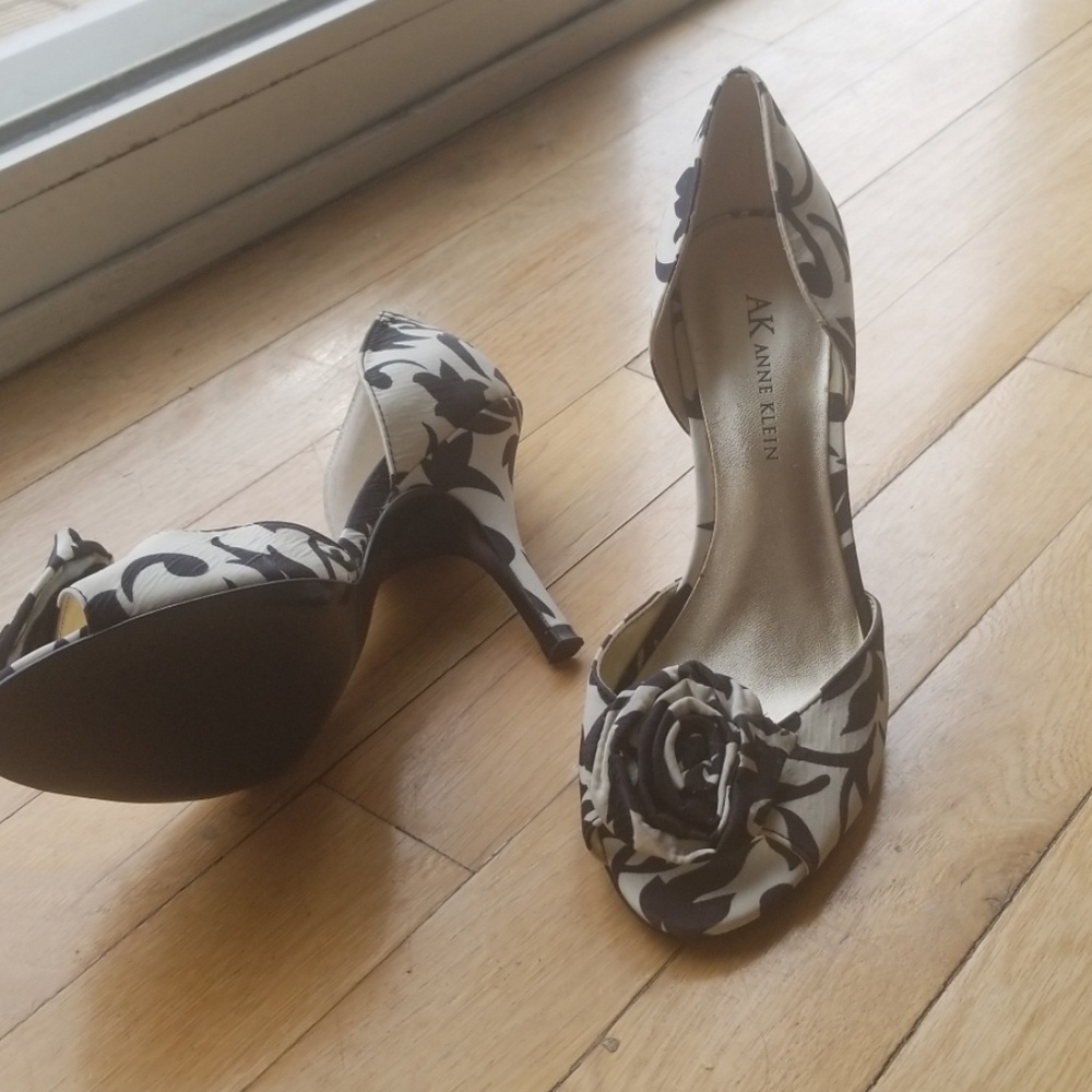 Anne Klein size 6 Open toe shoes